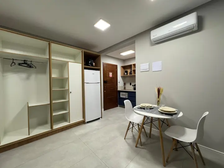 Foto do Instagram da Auga Studios mostrando studio mobiliado em Balneário Camboriú