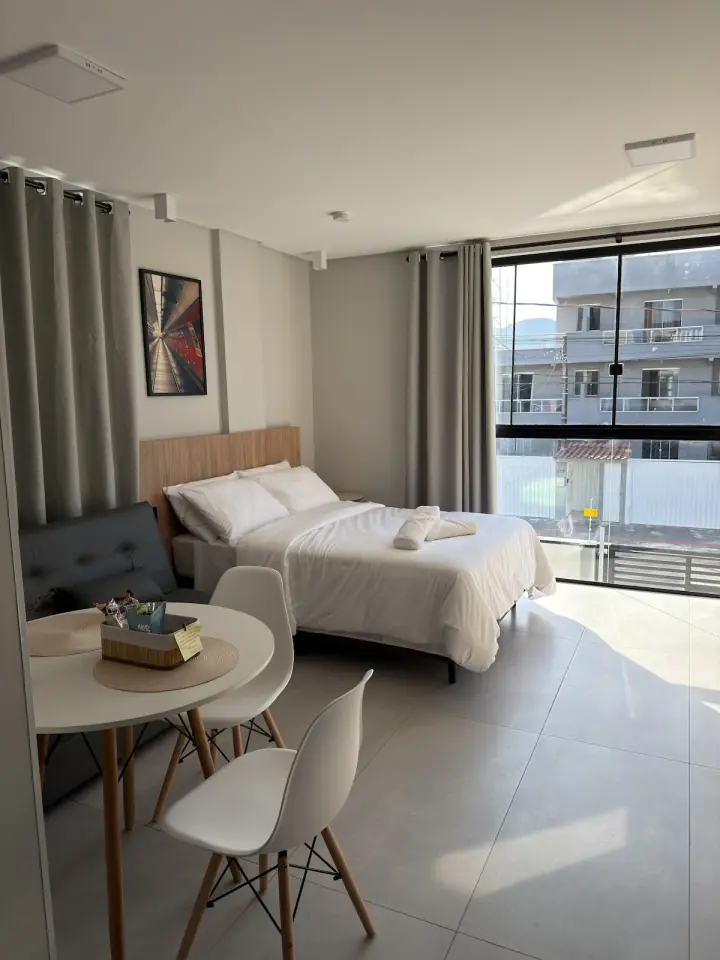 Foto do Instagram da Auga Studios mostrando studio mobiliado em Balneário Camboriú