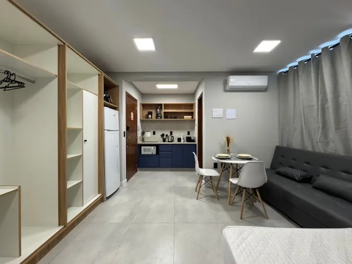 Foto do Instagram da Auga Studios mostrando studio mobiliado em Balneário Camboriú