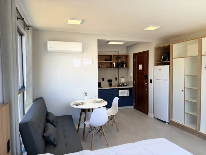 Foto do Instagram da Auga Studios mostrando studio mobiliado em Balneário Camboriú